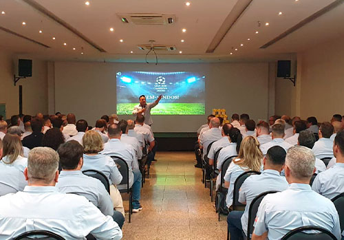 Projetor e tela de projeção em ambiente de evento corporativo
