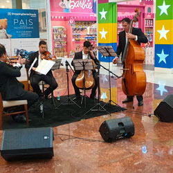 Sistema de som completo para eventos, com caixas de som e mesa de áudio