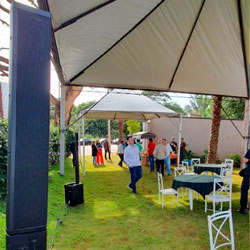 Caixas de som de alta potência instaladas para evento