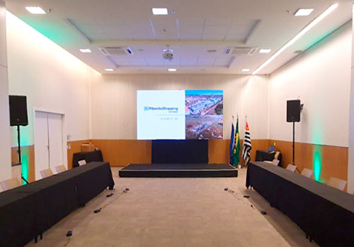 Sistema de som completo para eventos, com caixas de som e mesa de áudio